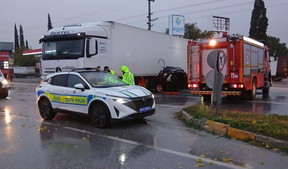 Manisa’da feci kaza! Otomobil TIR’ın altında girdi: Karı-koca can verdi!