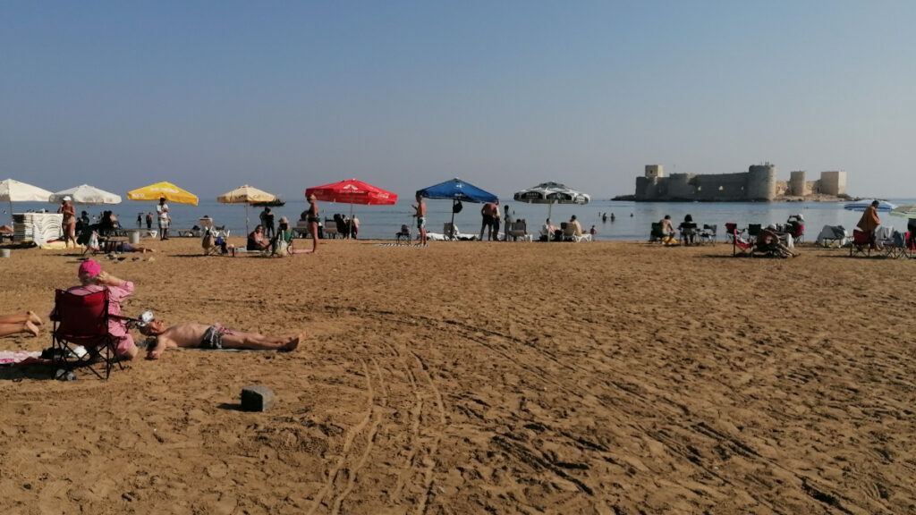Mersin’de Kızkalesi sahili yaz aylarını aratmıyor