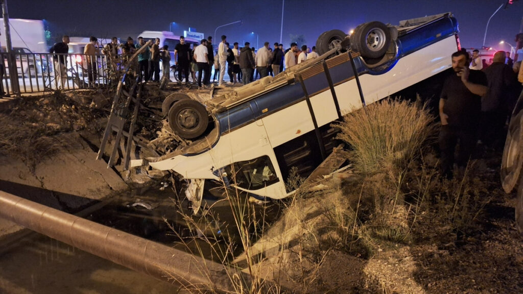 Mersin’de otomobille çarpışan minibüs sulama kanalına devrildi: 11 yaralı