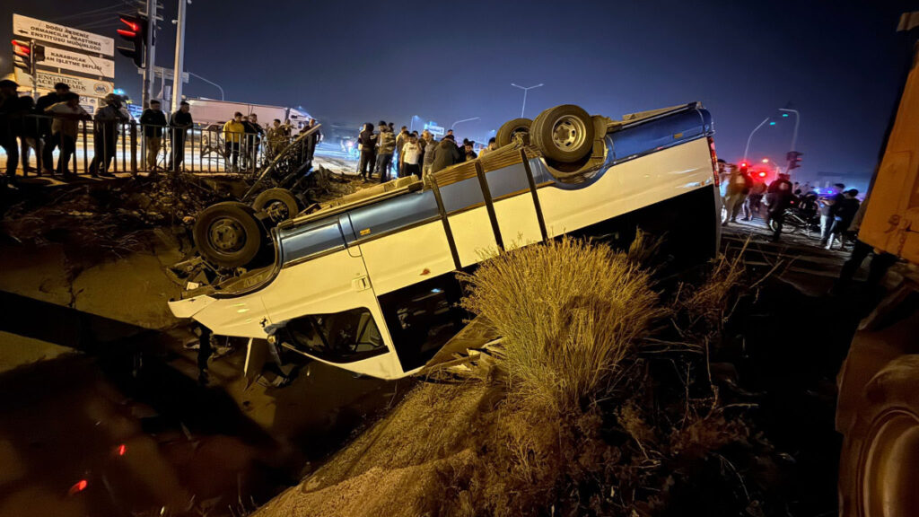 Mersin’de yolcu minibüsü ile otomobil çarpıştı: 10 yaralı
