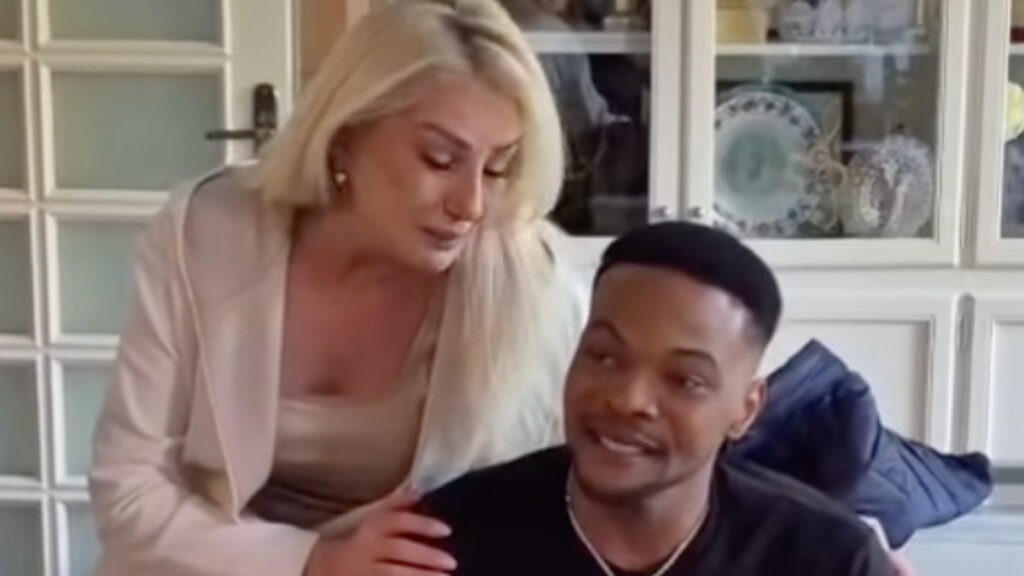 Muazzez Ersoy Nijeryalı hayranıyla düet yaptı