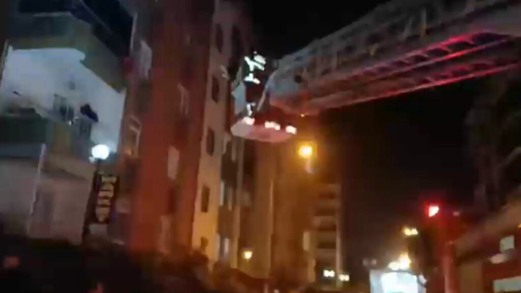 Ordu’da bir çocuk yanan evin balkonunda mahsur kaldı