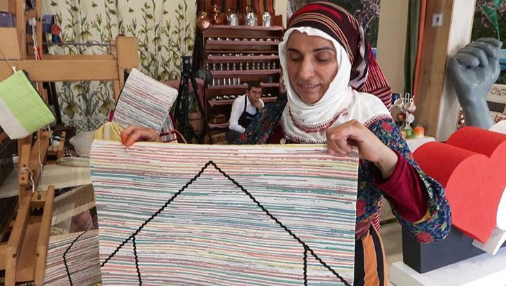Rizeli kadın dokumacı poşetleri sanata dönüştürüyor! ‘Başka dünyamız yok’