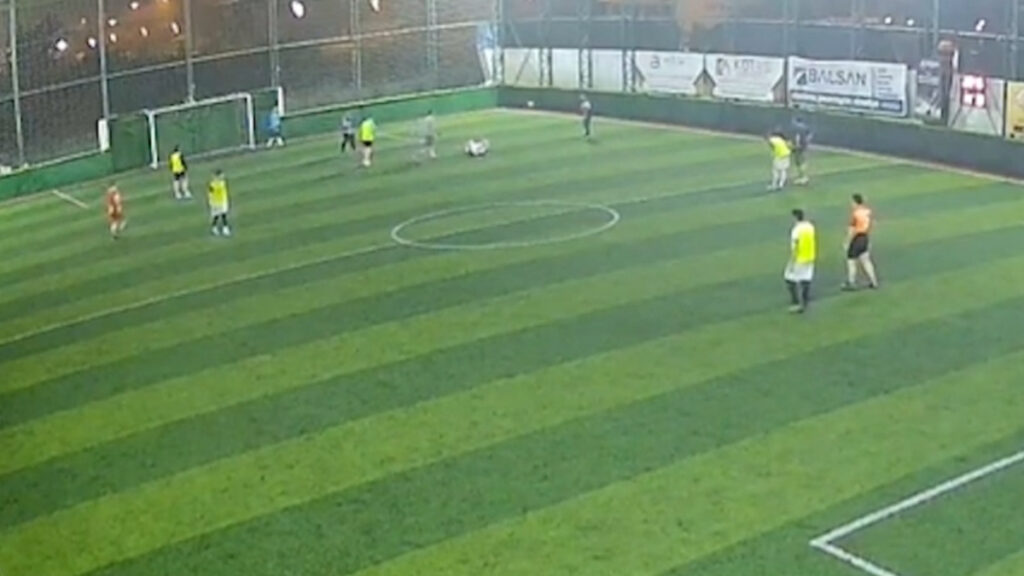 Sakarya’da halı sahada dili boğazına kaçtı: Arkadaşlarının müdahalesiyle kurtuldu