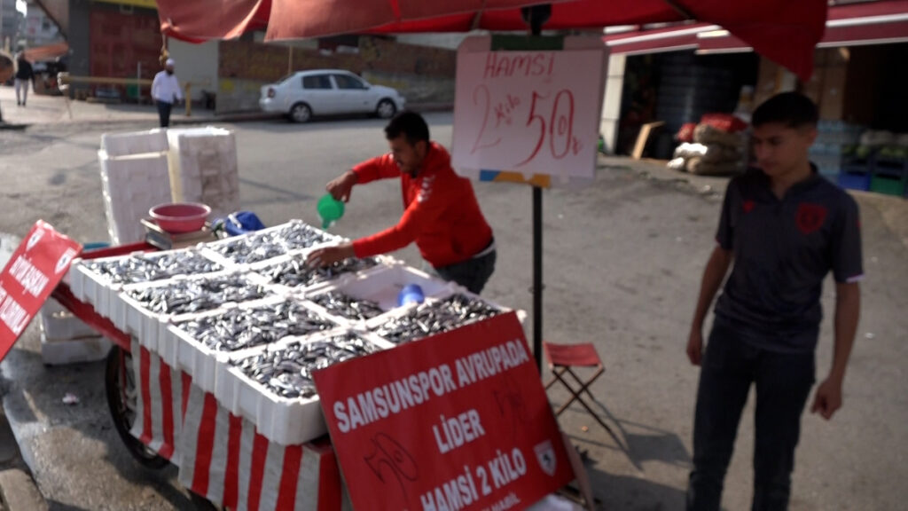 Samsun’da takımı maça kazandı, hamsinin fiyatını düşürdü