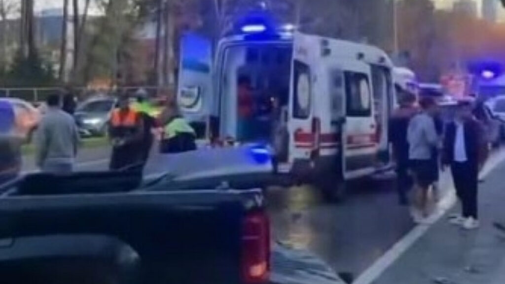 Sarıyer’de ehliyetsiz sürücü kırmızı ışıkta geçti: 2’si çocuk 3 yaralı