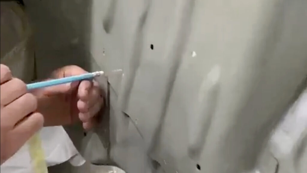 Sosyal medyayı ayağa kaldıran görüntü: Ağır hasarlı araçta silgiyle hile yaptı