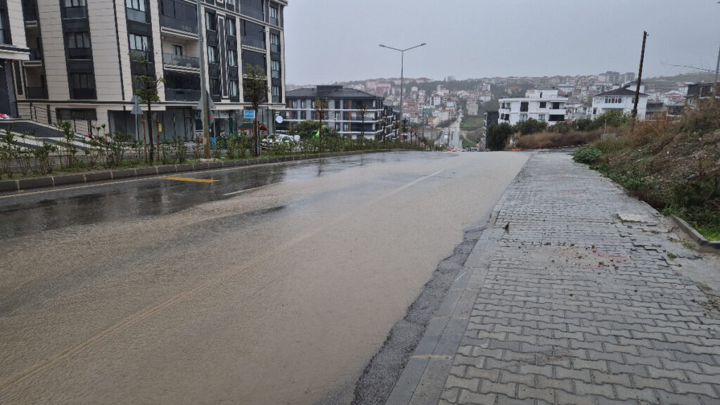 Tekirdağ’da sağanak: Yollar göl oldu