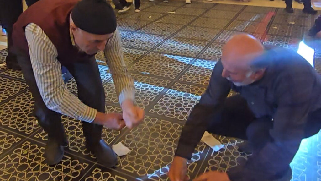 Tokat’ta ihtiyar delikanlılar gençlere taş çıkarttı