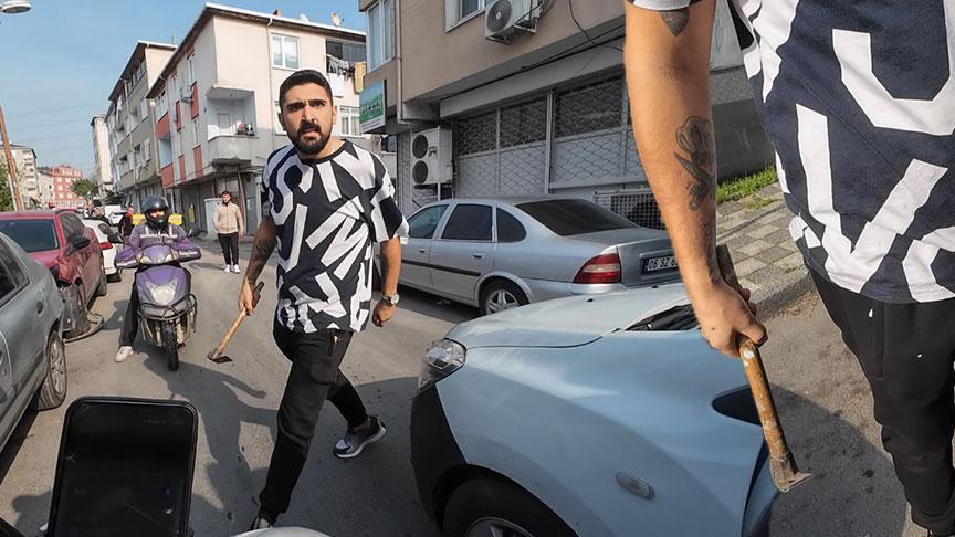 Trafikte dehşet dolu anlar! Keserle saldırdı: ‘Dayak yiyeceksin’