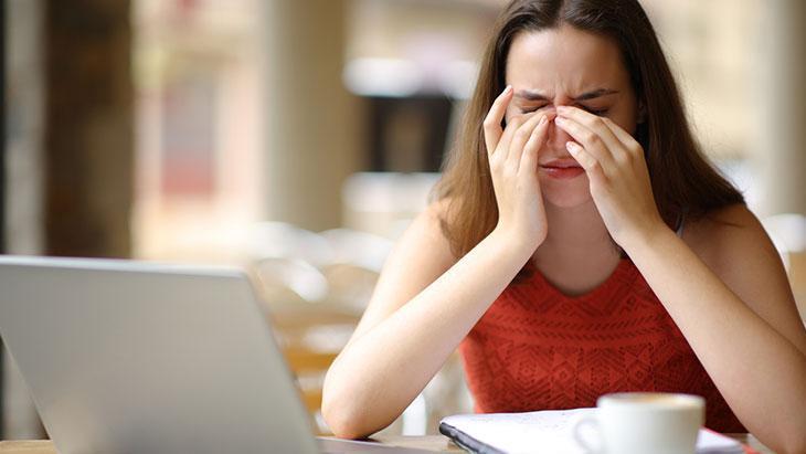 Yakın mesafeden okuma sonrası baş ağrısına dikkat! Ciddi görme kaybına neden olabilir