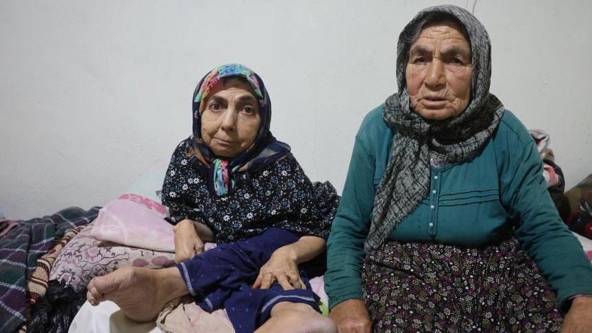 80 yaşındaki anne, 61 yaşındaki engelli kızına ömrünü adadı! ‘Bakımevine vermem’