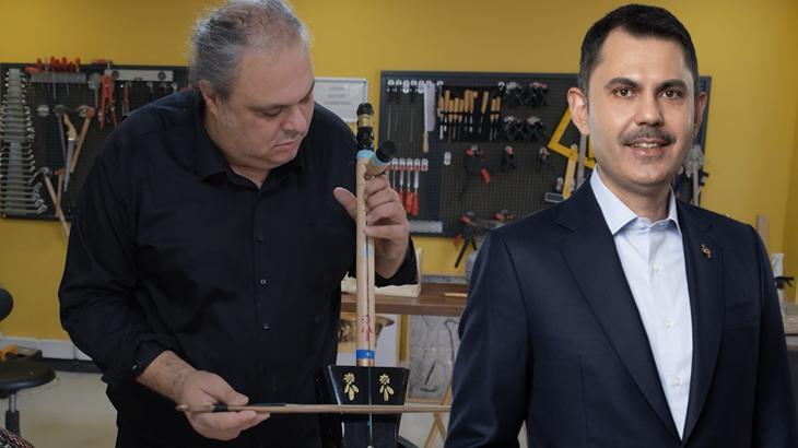 Bakan Kurum görüntüleri paylaştı: Atık malzemeler onun ellerinde melodiye dönüşüyor