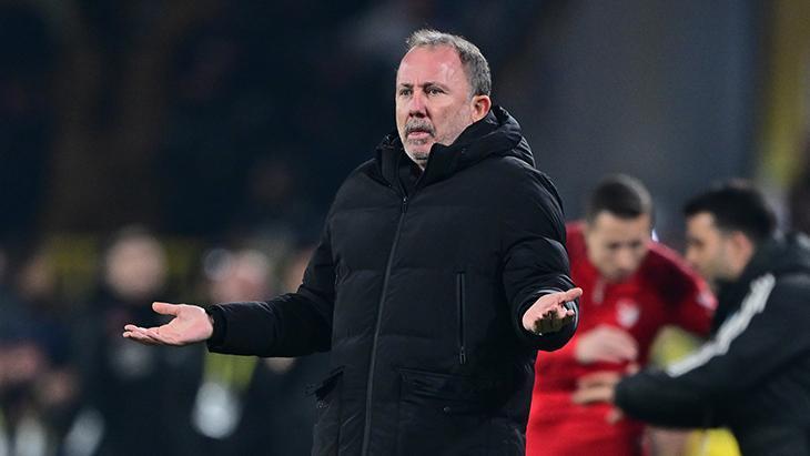 Beşiktaş’ta Sergen Yalçın’dan maç sonu tepki! ”Bize gelince kırmızı rakibe gelince yok”