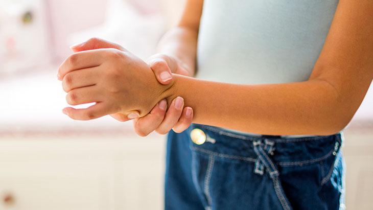 “Büyüme ağrısıdır, geçer” demeyin! Çocuklarda eklem ağrısı masum olmayabilir