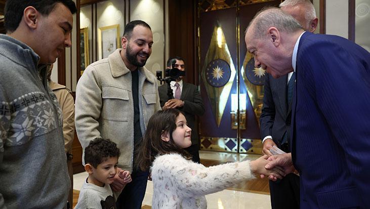 Cumhurbaşkanı Erdoğan, Gazze’de hayatını kaybeden 6 yaşındaki Filistinli Rajab’ın aile fertlerini kabul etti