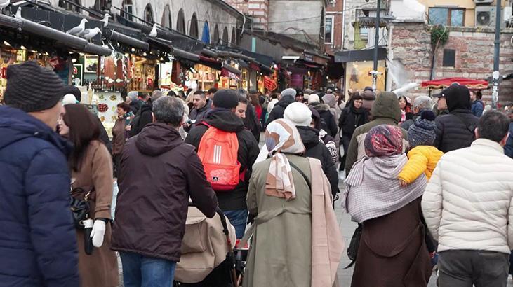 Eminönü’nde yılbaşı öncesi alışveriş hareketliliği