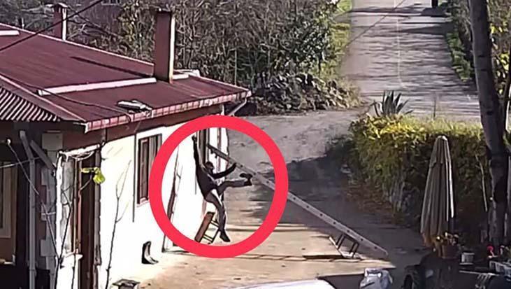 Evinin baca şapkasını değiştirmek için çıktığı çatıdan yere düştü! O anlar kamerada