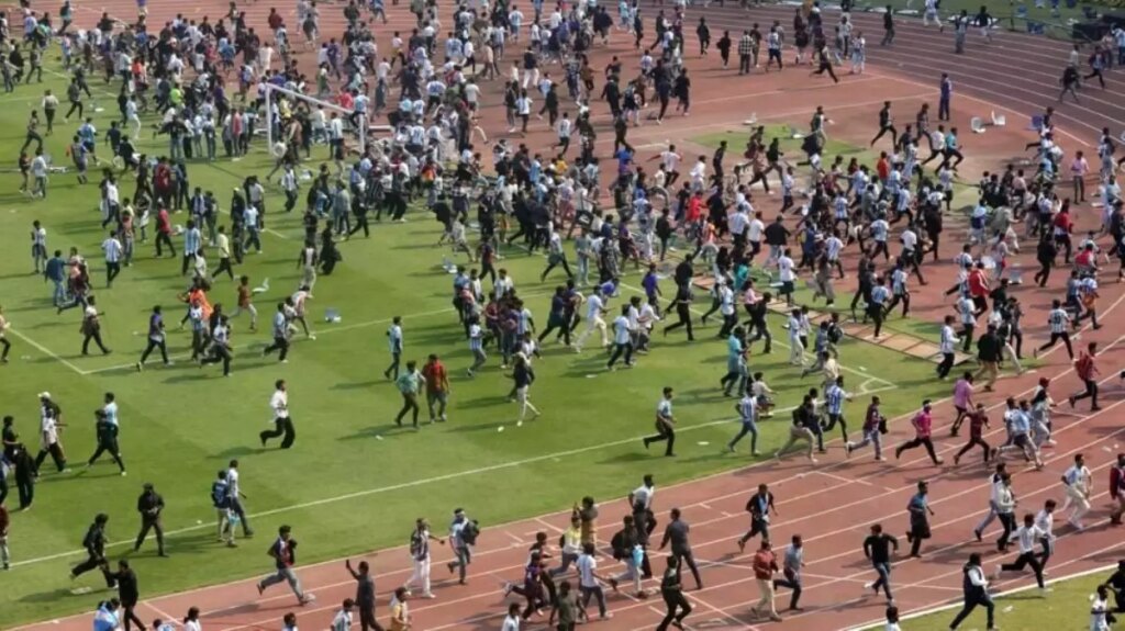 Hindistan’da Messi etkinliğinde öfkelenen taraftarlar sahayı bastı