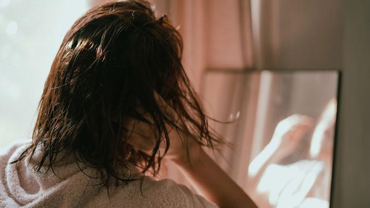 Islak saçla yatarsan sinüzit olursun! Nesilden nesile aktarılan inanışlara tıp ne diyor?