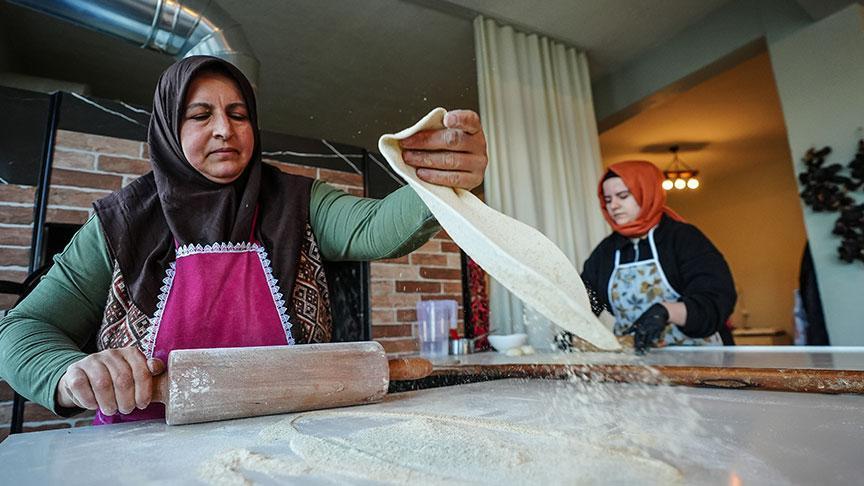 ‘İşlemez, yapamazsın’ diyenlere inat! Köyde bir ilk: Anne ile kızı başardı