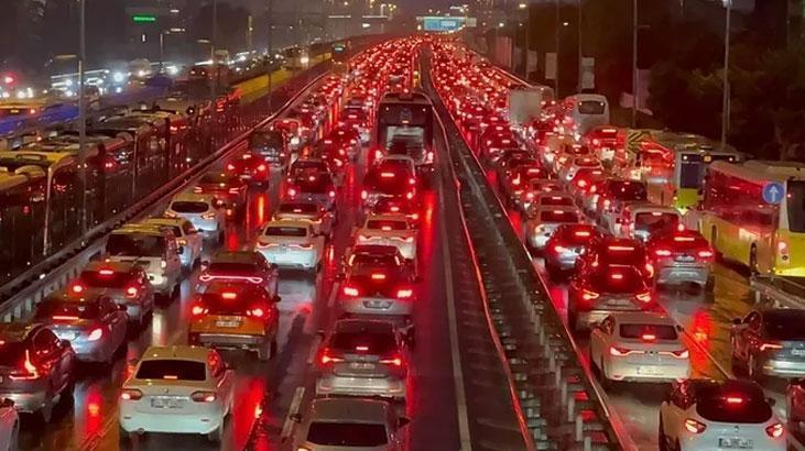 İstanbul kilit! Trafik yoğunluğu yüzde 90’a ulaştı