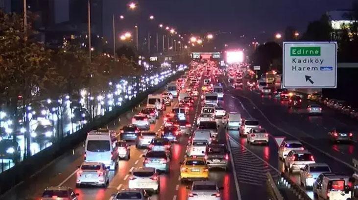 İstanbul’da trafik resmen kilitlendi! Araçlar ilerleyemiyor…