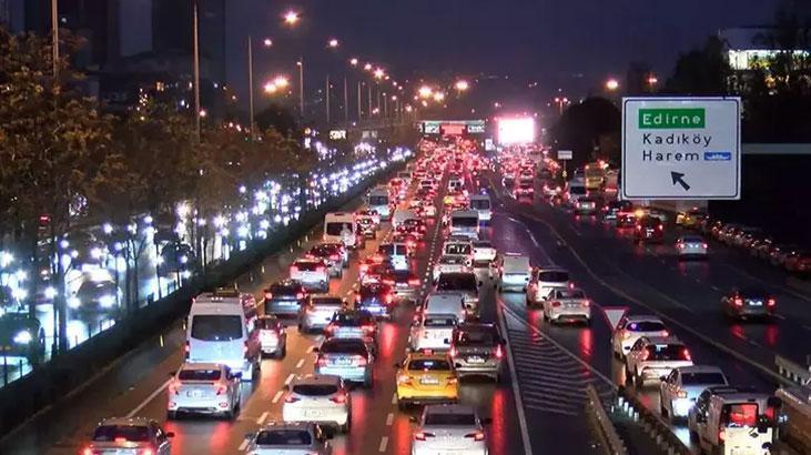 İstanbul’da trafik resmen kilitlendi! Yoğunluk yüzde 90’a çıktı
