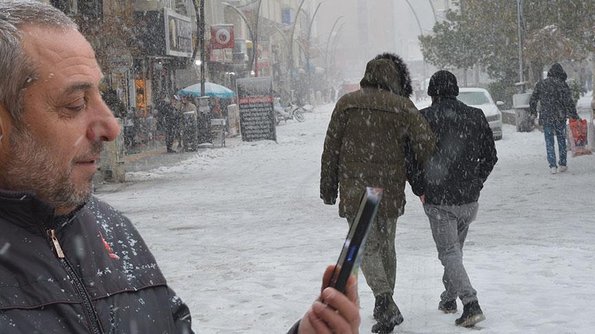Kar aniden bastırdı! 140 yerleşim yerinin yolu kapandı