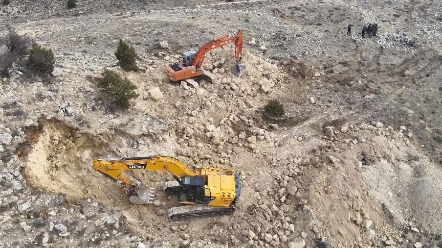 Karaman’da akılaılmaz olay! Kepçeyle tarihi eser aradılar, suçüstü yakalandılar