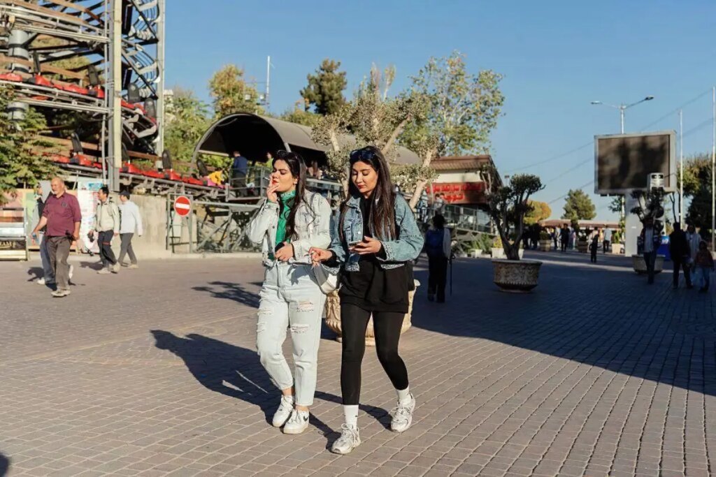 ‘Koşarak meydan okudum’: İranlı yüzlerce kadın, maratonu başörtüsüz tamamladı