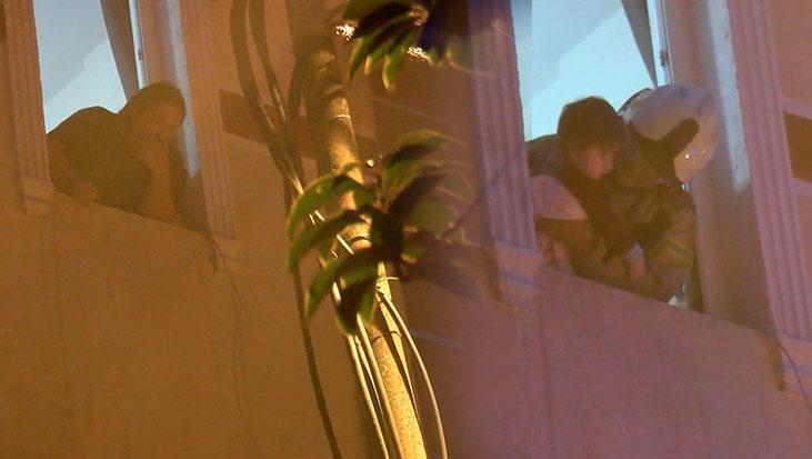 Küçükçekmece’de korku dolu sabah! Yangın nedeniyle nedeniyle apartmanda mahsur kaldılar