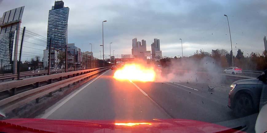 Makas faciası kamerada! D-100’de otomobil alev aldı, motor yola fırladı