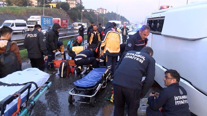 Maltepe’de servis minibüsü devrildi! Çok sayıda yaralı var