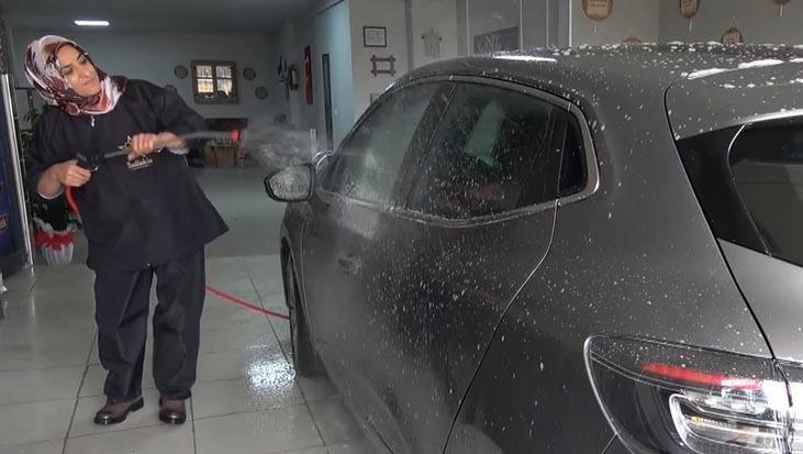 Oto yıkamacılığına kadın eli değdi! Hülya hanım ve ekibi, araçları pırıl pırıl yapıyor
