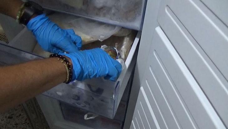 ‘Polisiz’ deyip evini sattırdılar! Serveti derin dondurucuda sakladılar