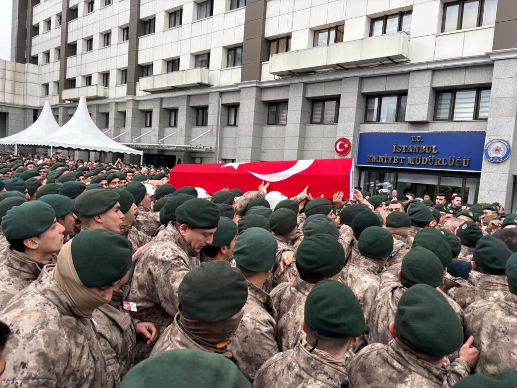 Şehit polise veda! Emre Albayrak’ın cenazesi törenle memleketine uğurlandı