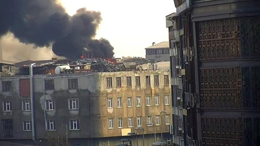 Sultangazi’de can pazarı: Alevler binayı sardı, 1 kişi camdan atlayıp yaralandı