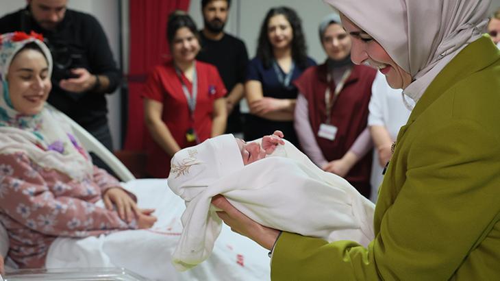 Bakanı Mahinur Özdemir Göktaş’tan yeni yılın ilk bebeklerine ziyaret