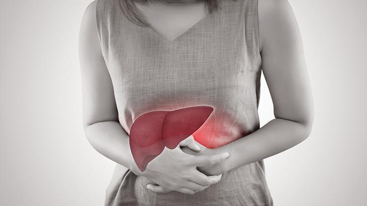 Bir virüsle başlıyor, karaciğeri sessizce bitiriyor! 1998 öncesi doğanlara kritik uyarı