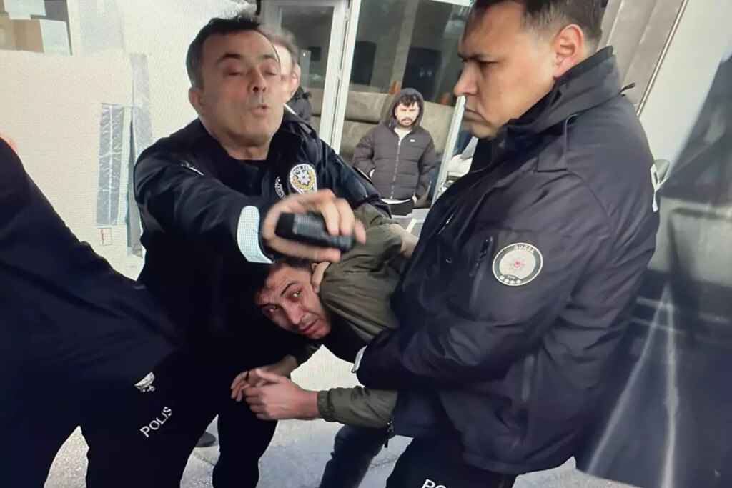 Bursa Büyükşehir Belediye Başkanı Bozbey’e saldırı girişimi! Şahıs tanıdık çıktı