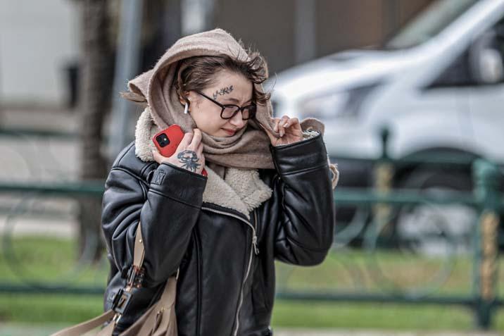 Bursa’da fırtına! Ağaçlar araçların üzerine devrildi, tiny house’lar savruldu