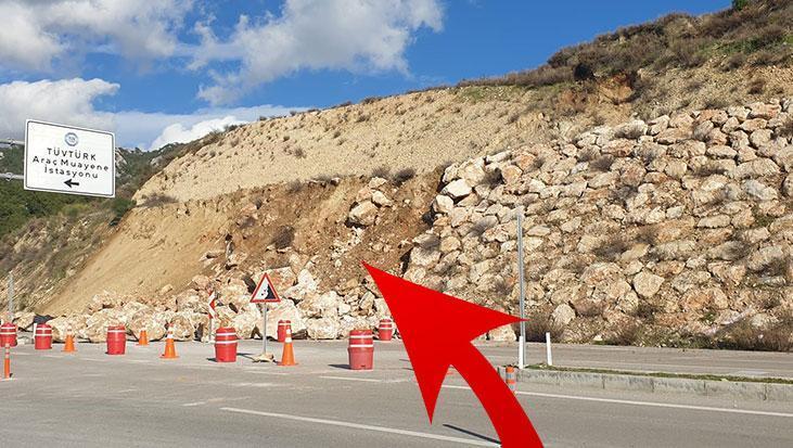 D-400’de korku dolu anlar! Heyelan duvarı çöktü, kayalar yola saçıldı