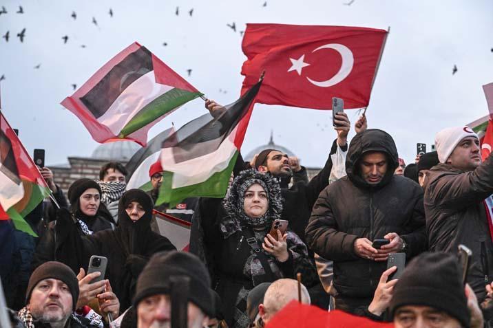 Galata Köprüsü’nde Filistin’e destek eyleminde dünyaya Gazze için ortak çağrı yapıldı