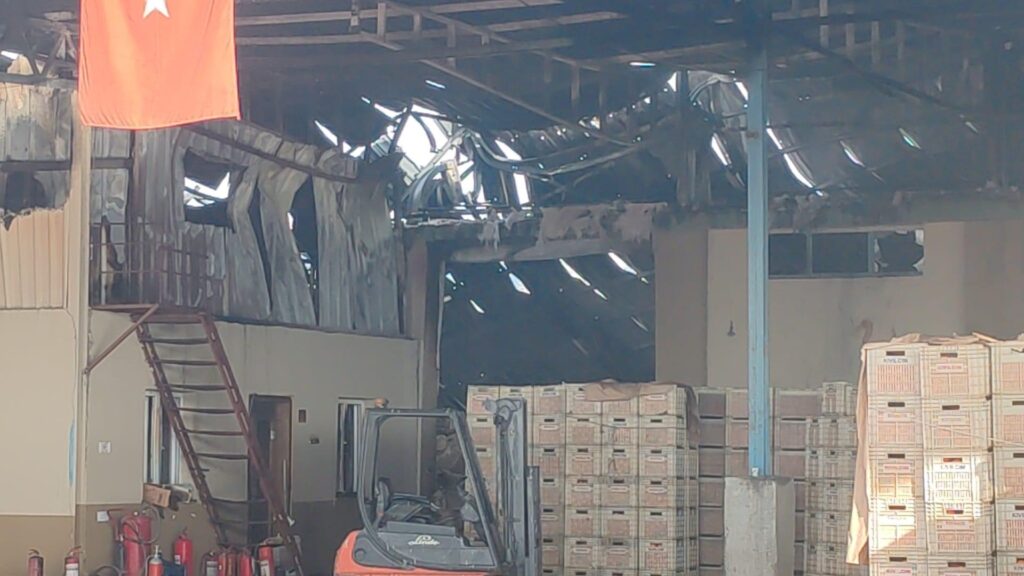 Hatay’da fabrika yangını! Pantolonunu giymek için geri döndü, hayatına mal oldu