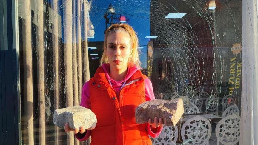 İki kız kardeşin iş yerine saldırı! Şok detay kameraya takıldı: Bugün taş atanlar, yarın kurşun sıkabilir