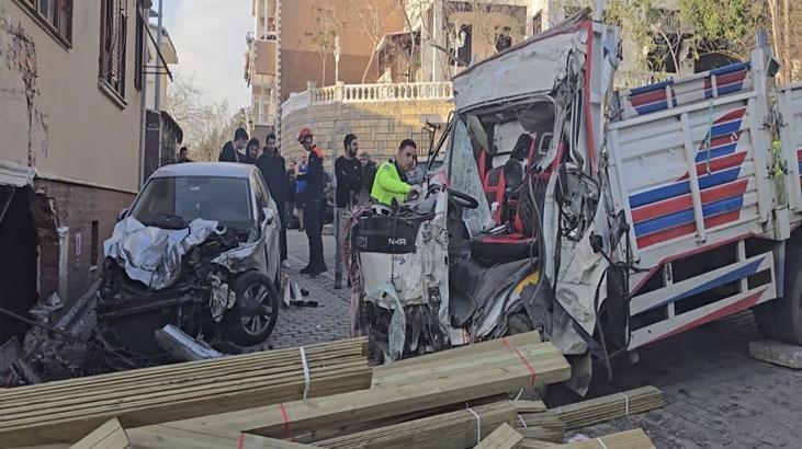 İstanbul Beykoz’da feci kaza! Kamyon dükkana girdi: 1’i turist 2 ölü