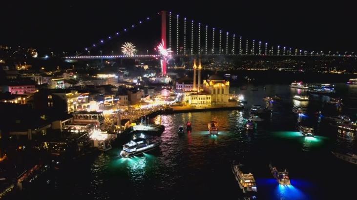 İstanbul’da yeni yıl coşkuyla karşılandı! Taksim’de insan seli, Kadıköy’de ışık şovu