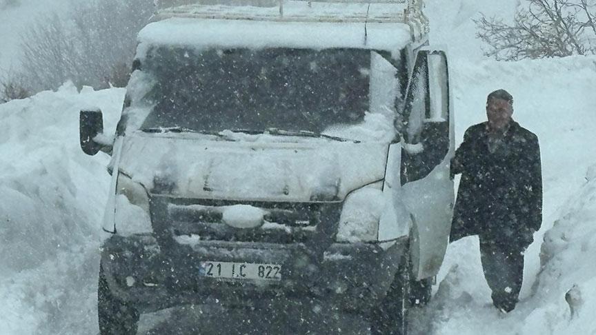 Kar birden bastırdı! Öğrenci servisi, tipi nedeniyle yolda kaldı