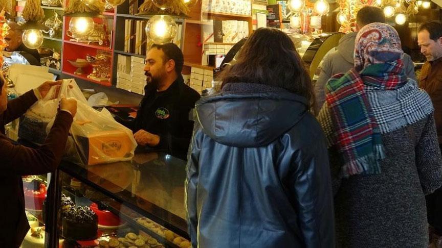 Kenttekiler pastanelere akın etti! Pasta kuyruğu saatler sürdü: ‘Bugün herkesin doğum günü’